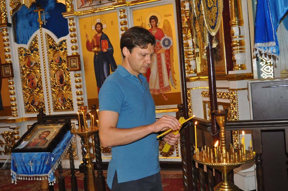 Екс-міністр Шевченко перед виборами поліз замолювати гріхи під рясу священику (ФОТО) - фото 1