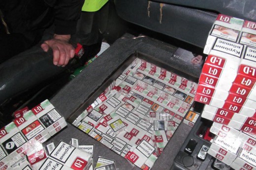 Працівники Львівської митниці знайшли майже 4 тис. пачок сигарет - фото 1