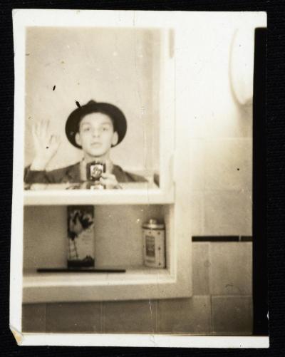 Внучка Френка Сінатри показала його перше селфі у ванній - фото 1