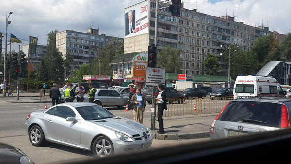 У Дніпропетровську біля надземного переходу на смерть збили чоловіка - фото 1