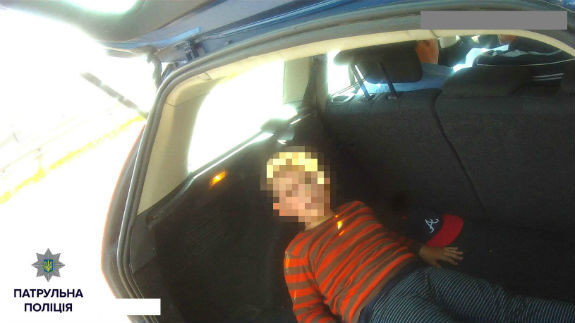  Столичні патрульні зупинили автомобіль з дитиною в багажнику - фото 1