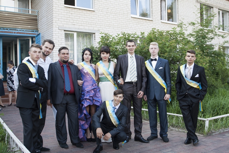 Як волонтери помагали сиротам Донбасу провести випускний - фото 9