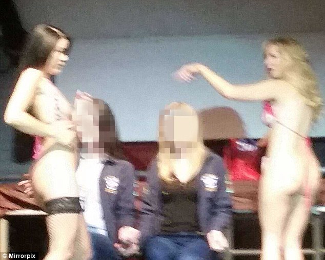 Голе тіло і кунілінгус на сцені: британські студентки шокували світ - фото 2