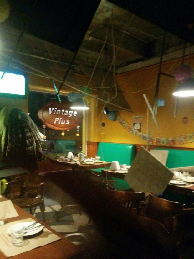 У прикарпатському місті на відвідувачів кафе впала стеля - фото 1