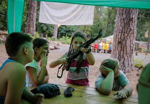 Як бійці "Азову" тренують дітей під Києвом у військовому таборі (ФОТО) - фото 1