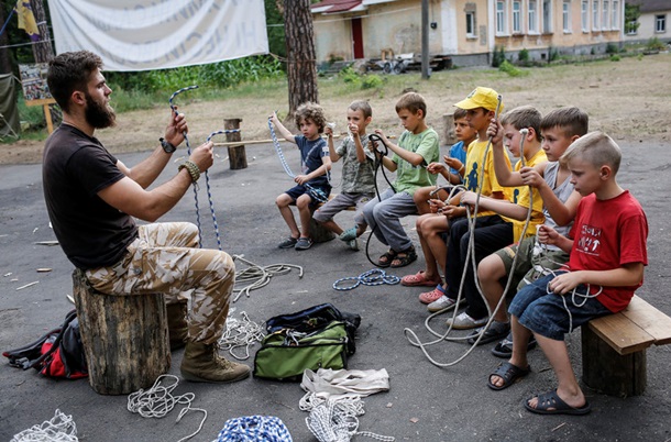 Як бійці "Азову" тренують дітей під Києвом у військовому таборі (ФОТО) - фото 2