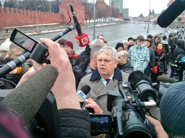 РосЗМІ тиражують фальшиве фото американського посла на мітингу опозиції в Москві - фото 2