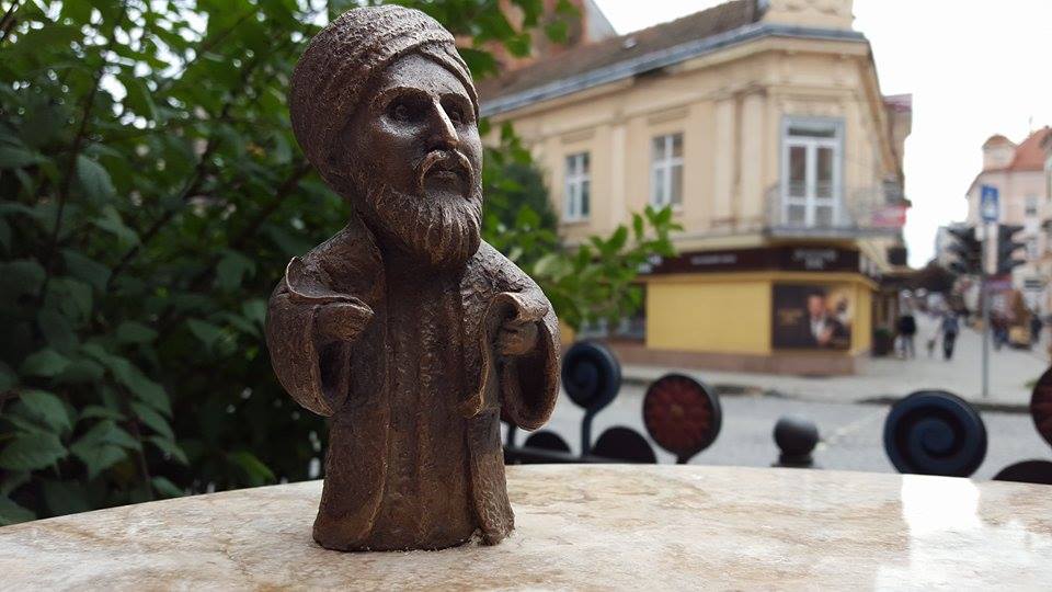 В Ужгороді відкрили 25-у міні-скульптуру - цього разу арабському мандрівнику - фото 1