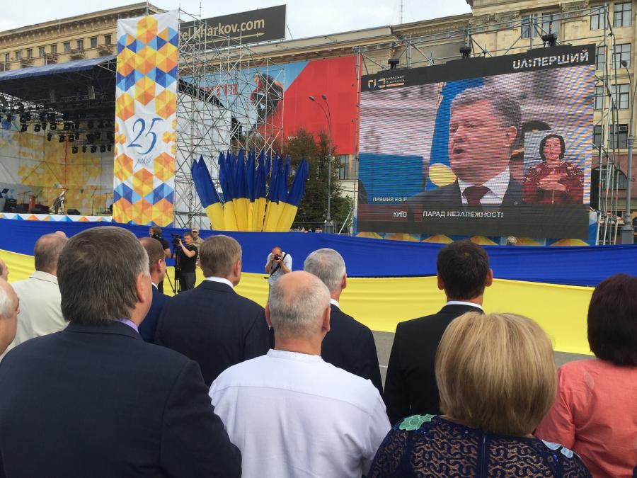 На майдані Свободи розгорнули величезний прапор України - фото 2