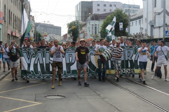 Ультрас вінницької "Ниви" підтримали команду маршем - фото 1