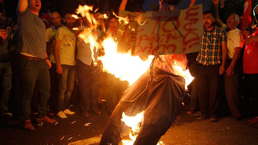 Прихильники Ердогана спалили опудало Гюлена  - фото 1