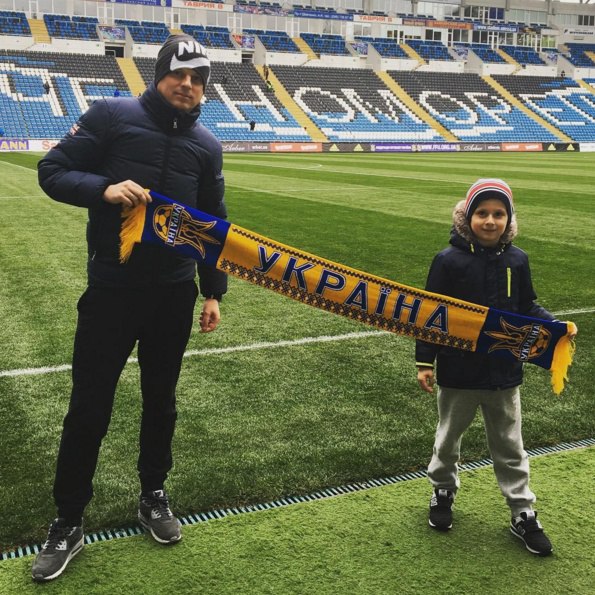 Коментатор матчу Україна - Кіпр виклав фото з сином на фоні стадіону в Одесі - фото 1