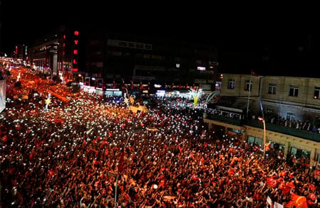 Тисячі турків з прапорами повелися на заклик Ердогана і висипали на вулиці - фото 3