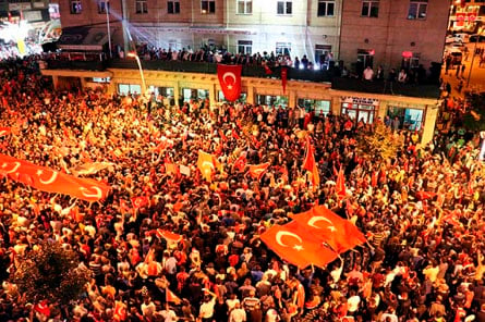 Тисячі турків з прапорами повелися на заклик Ердогана і висипали на вулиці - фото 2