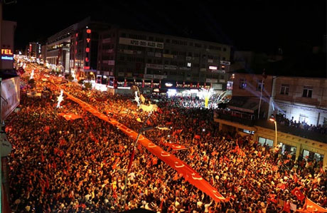 Тисячі турків з прапорами повелися на заклик Ердогана і висипали на вулиці - фото 1