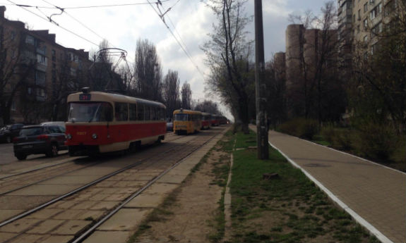 У Києві утворився затор із 13 трамваїв - фото 2