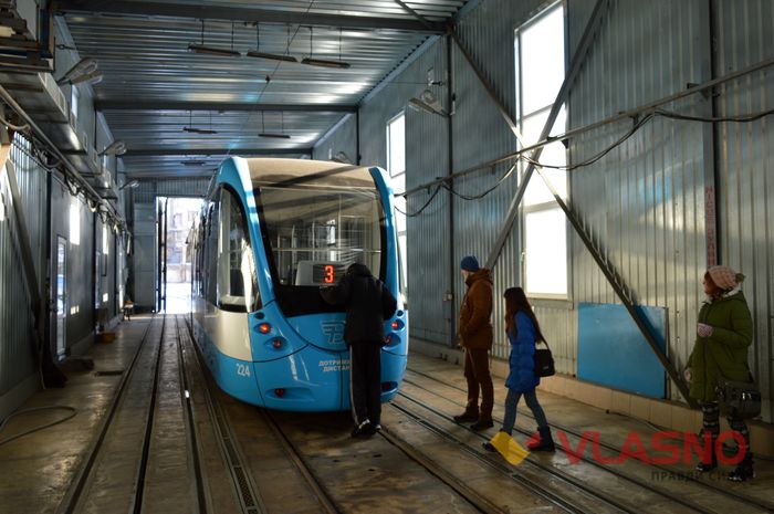 Вінничани "обкатали" раритетний трамвай  - фото 3