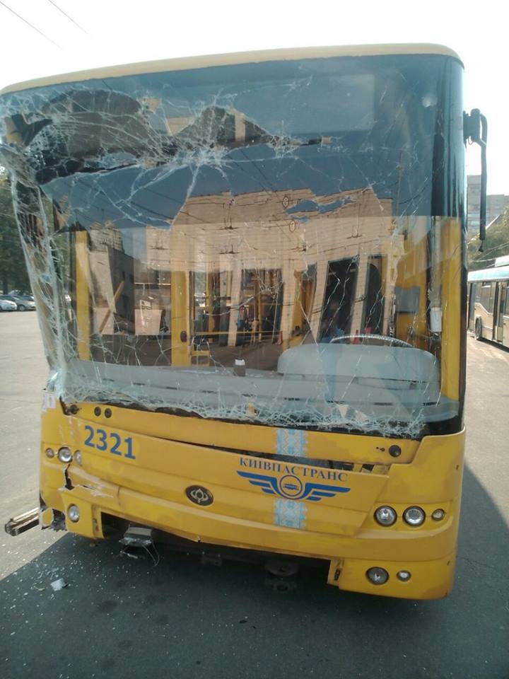 На Оболоні розбився новий тролейбус через відсутність кондиціонерів (ФОТО) - фото 1