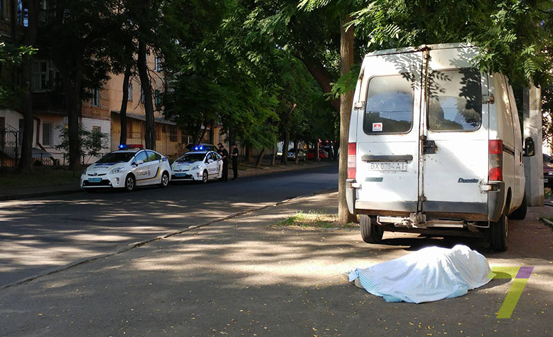 В Одесі в центрі міста знайшли тіло мертвого чоловіка - фото 1