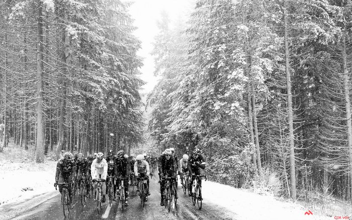 Етап престижної велогонки "Париж - Ніцца" перенесли через снігопад - фото 1