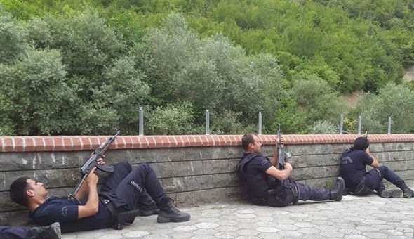 У Туреччині обстріляли поліцейських (ВІДЕО, ФОТО) - фото 2