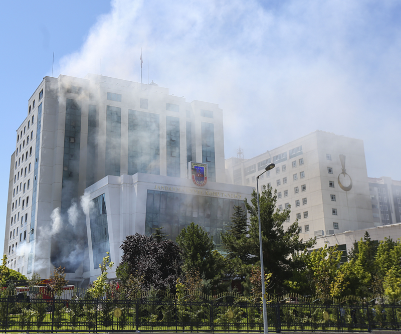 Після бомбардування в Анкарі палає будівля жандармерії - фото 1