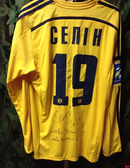 Фани клубу Курченка продали футболку Селіна для допомоги учасникам АТО - фото 1