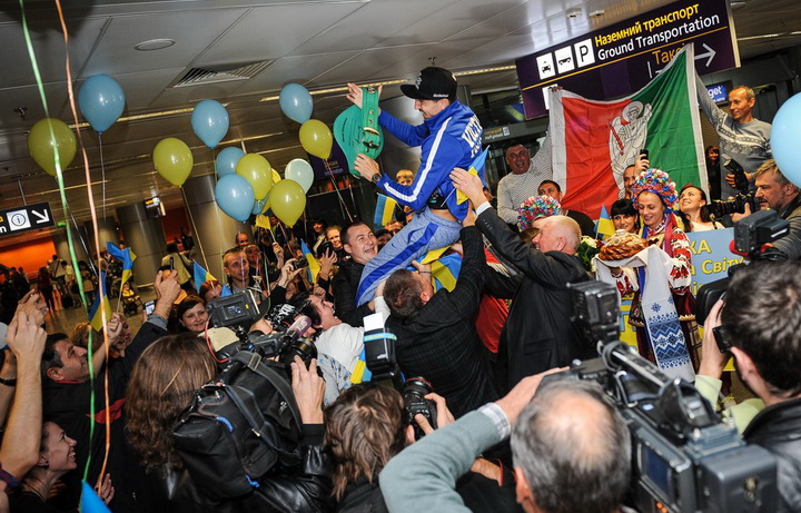 Як українського чемпіона світу з боксу носили на руках в аеропорту - фото 1