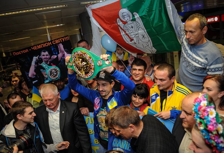 Як українського чемпіона світу з боксу носили на руках в аеропорту - фото 2