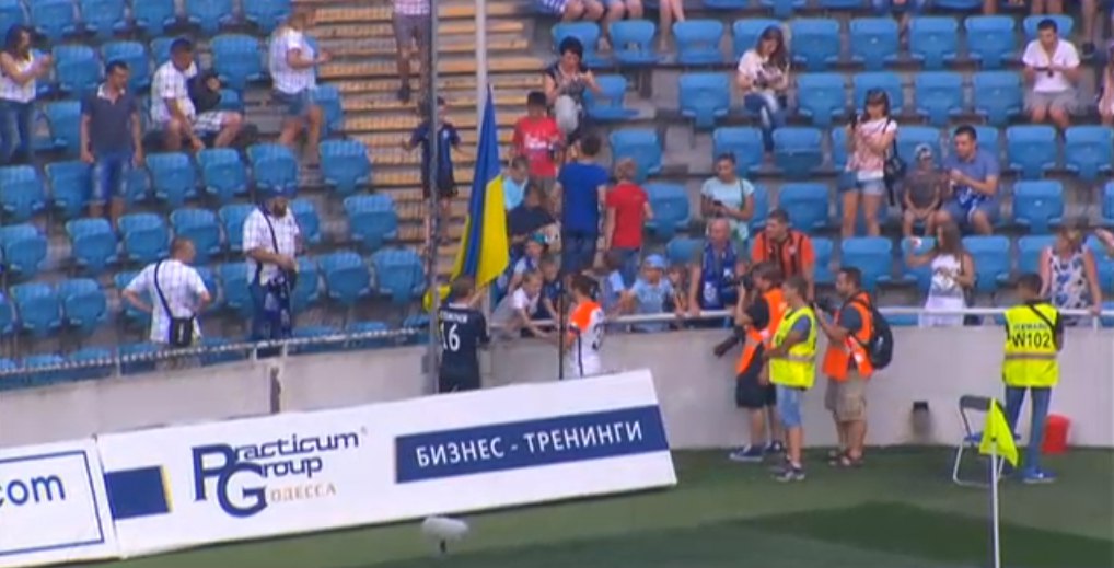 Як у Одесі піднімали прапор України перед матчем "Чорноморець" - "Шахтар" - фото 1
