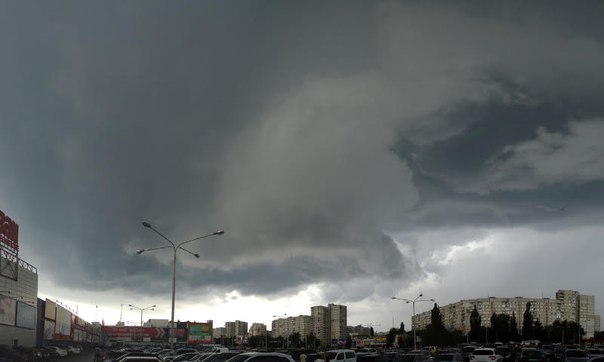 "Зародження торнадо" над Харковом (ФОТОФАКТ) - фото 1