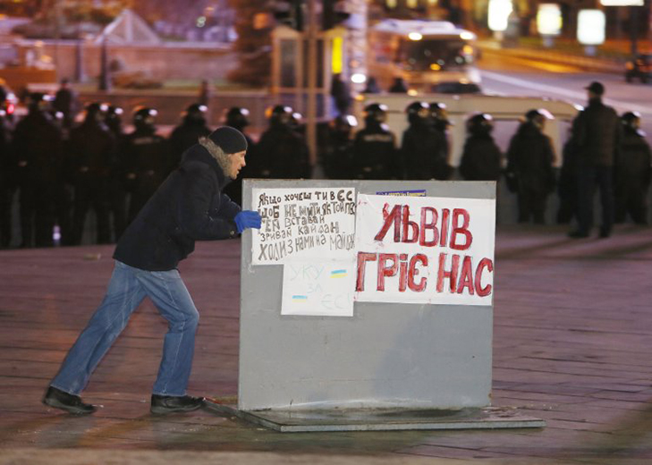Хроніки Революції гідності: Побиття студентів і великий мітинг на Михайлівській площі - фото 4