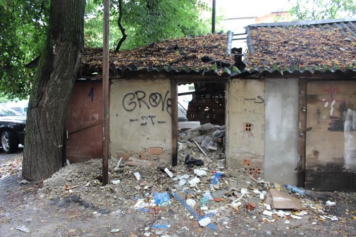 Мукачівці скаржаться на стихійні сміттєзвалища у дворах - фото 1