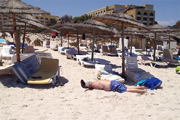 У Тунісі бойовики відкрили стрілянину по туристах: загинуло 27 осіб (ФОТО, ВІДЕО 18+) - фото 2
