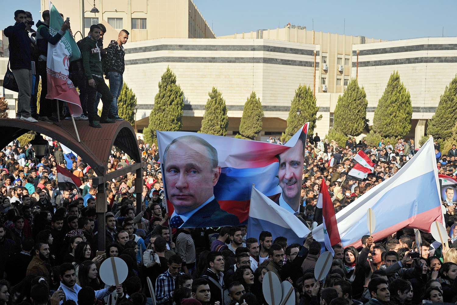 Сирійських студентів змушують прославляти Путіна та російські бомби - фото 5