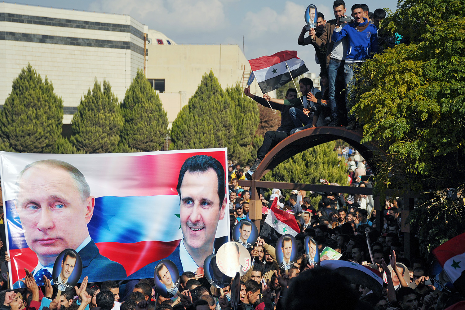 Сирійських студентів змушують прославляти Путіна та російські бомби - фото 3