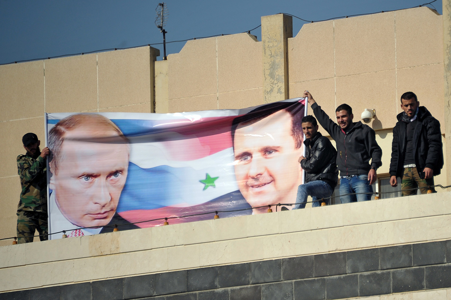 Сирійських студентів змушують прославляти Путіна та російські бомби - фото 4