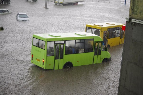 Краматорськ накрила злива з градом: Люди у воді по коліна, авто плавають (ФОТО, ВІДЕО) - фото 2