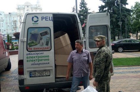 Вінницькі волонтери повезли бійцям 6 тонн гуманітарки та "Жигулі" - фото 3