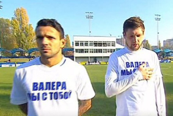 Гравці "Дніпра" вийшли на гру проти "Олімпіка" з посланням на футболках - фото 1