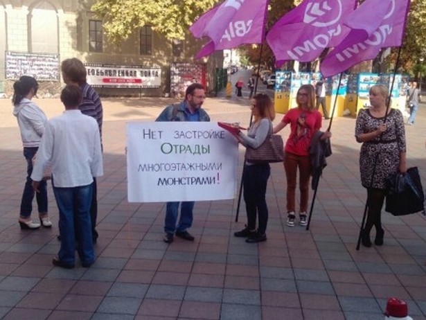 Перед будтнком Міськради в Одесі зібрався натовп з різними вимогами - фото 2