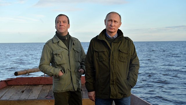 Путін і Медведєв спілкувалися з рибалками: і рибку з'їли і в човен сіли - фото 2