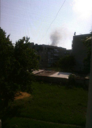 Опубліковані фото і відео наслідків боїв у Мар'їнці: горить база бойовиків, з'явився величезний стовп диму - фото 2