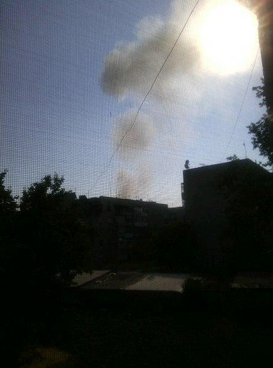 Опубліковані фото і відео наслідків боїв у Мар'їнці: горить база бойовиків, з'явився величезний стовп диму - фото 1