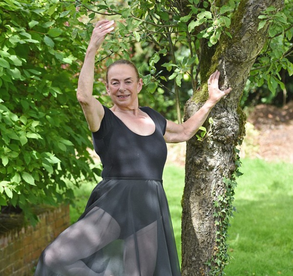 71-річна британка стала найстаршою балериною Королівської академії танцю - фото 1