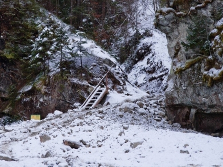 Брендову візитівку Буковинських водоспадів "Ворота" знищили та перетворили на дорогу - фото 2