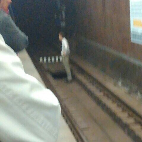 У Харкові хлопець після сварки з дівчиною стрибнув на рейки метро - фото 1