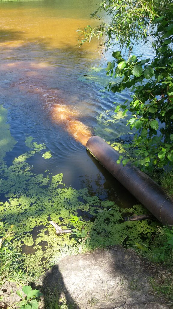 У Сумах до річки Псел зливають іржаву воду невідомого походження - фото 1