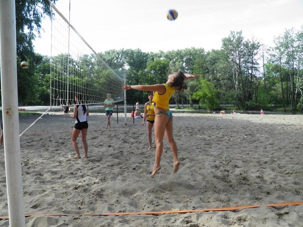Cумські студенти змагалися з пляжного волейболу (ФОТОФАКТ) - фото 1