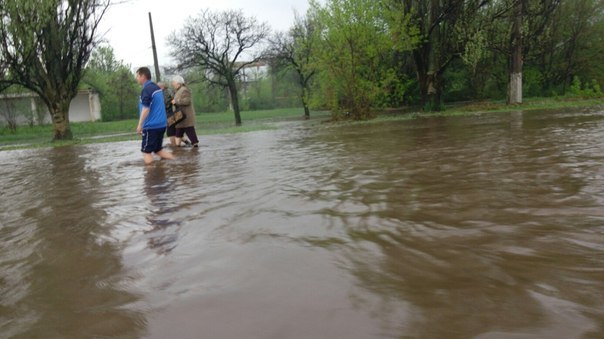 Краматорськ накрила злива з градом: Люди у воді по коліна, авто плавають (ФОТО, ВІДЕО) - фото 1 Краматорськ накрила злива з градом: Люди у воді по коліна, авто плавають (ФОТО, ВІДЕО) - фото 1